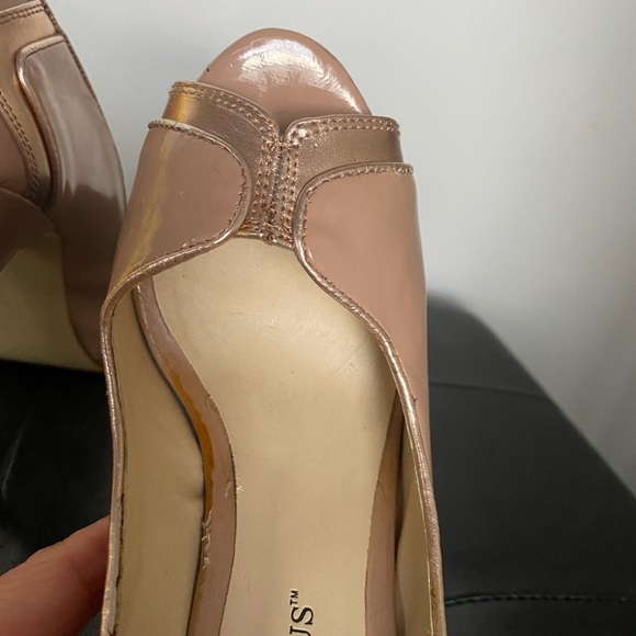 JUST FABULOUS NUDE VINYL PEEPTOE PLATFORM - Size 6 - Picture 4 of 5